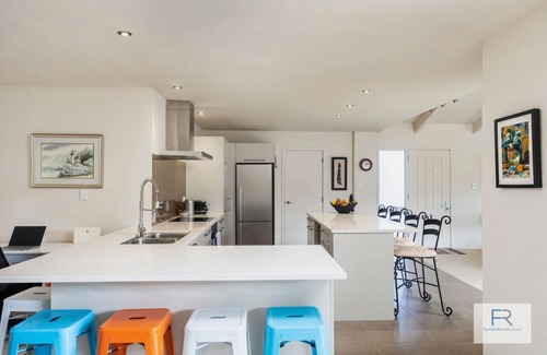 Torbay Maison | Coastal Courtyard Paradise