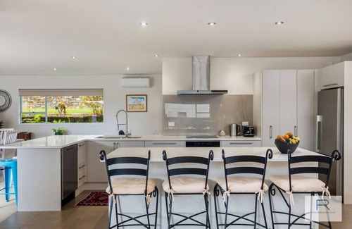 Torbay Maison | Coastal Courtyard Paradise