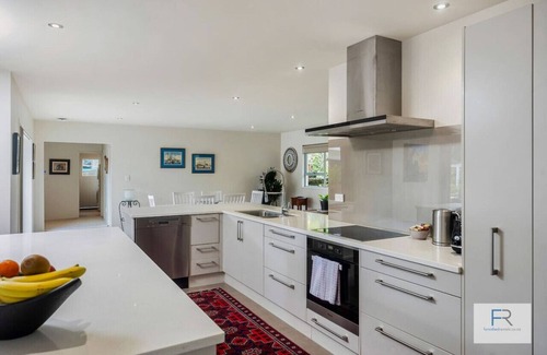 Torbay Maison | Coastal Courtyard Paradise