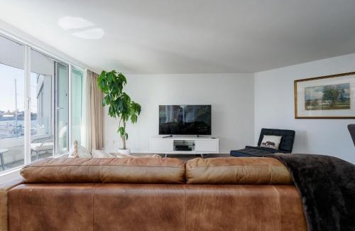 Inner Harbour Appartement | Coastal Duet - min 3-Day Stay Breathtaking Views with Work Desk by Victoria Prime!