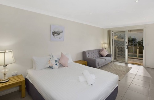 Toronto Maison | Coastal Escape - Fabulous family home with pool in perfect location