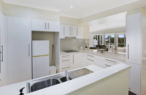 Toronto Maison | Coastal Escape - Fabulous family home with pool in perfect location