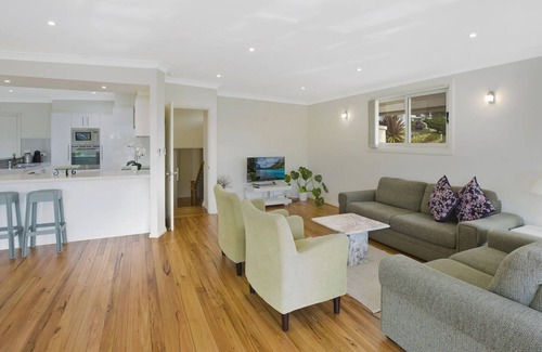 Toronto Maison | Coastal Escape - Fabulous family home with pool in perfect location
