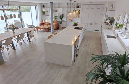 Baile na hAbhann Maison | Coastal family friendly home w/sea views & hot tub