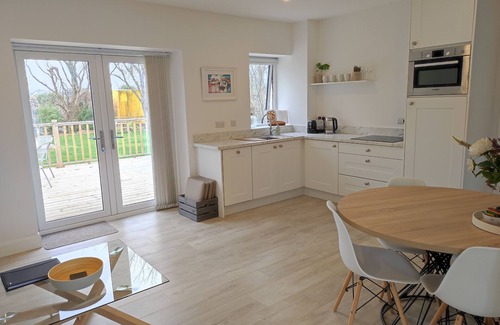 Baile na hAbhann Maison | Coastal family friendly home w/sea views & hot tub