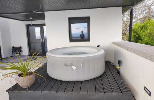 Baile na hAbhann Maison | Coastal family friendly home w/sea views & hot tub