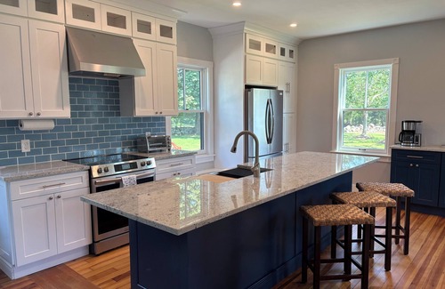 South Kingstown Maison | Coastal Farmhouse-Newly Renovated. Minutes drive to Narragansett and the Beaches