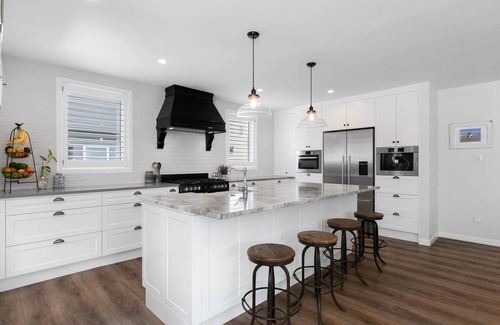 Mount Maunganui Maison | Coastal Getaway with Pool - Central Mount Maunganui, Spacious 5 Bedroom Home