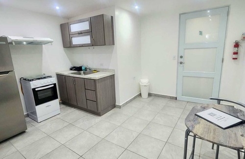 Levittown Appartement | Coastal Getaway: Steps from Shops, Dining & A Mile to the Sands
