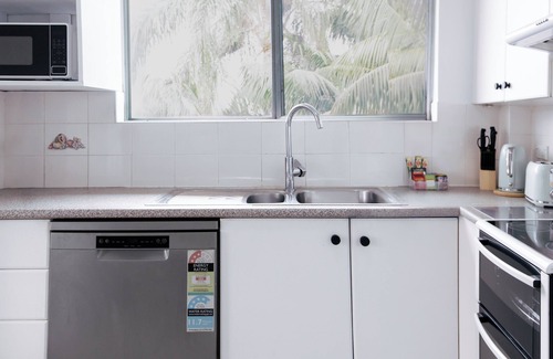 Dee Why Appartement | Coastal getaway,Tropical palms Dee Why