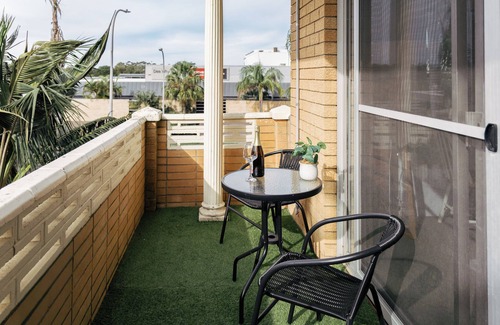 Dee Why Appartement | Coastal getaway,Tropical palms Dee Why