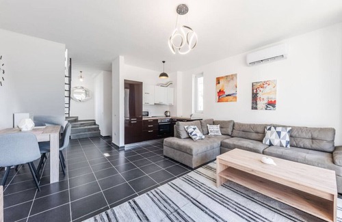 Sakës Appartement | Coastal Haven Talea by PikHost