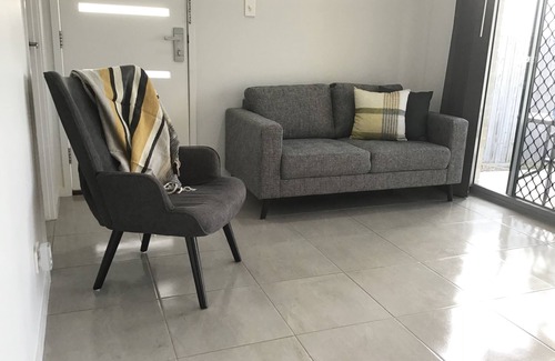 Margate Villa | Coastal Holiday Min from Waterfront Beach Shops Redcliffe Market OFF STREET PARK