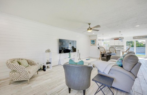 Jacksonville Beach Maison | Coastal Home with Heated Pool Mins to Beach and Mayo!