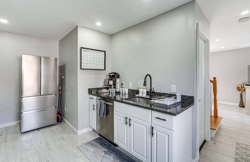 Lynn Maison | Coastal Lynn Escape w/Fireplace: 3 Mi to Beaches