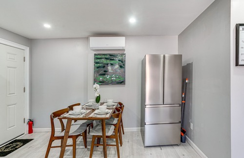 Lynn Maison | Coastal Lynn Escape w/Fireplace: 3 Mi to Beaches