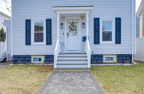 Lynn Maison | Coastal Lynn Escape w/Fireplace: 3 Mi to Beaches