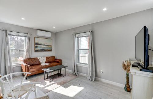 Lynn Maison | Coastal Lynn Escape with Fireplace 3 Mi to Beaches