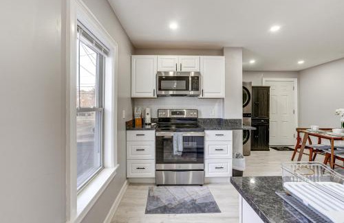 Lynn Maison | Coastal Lynn Escape with Fireplace 3 Mi to Beaches