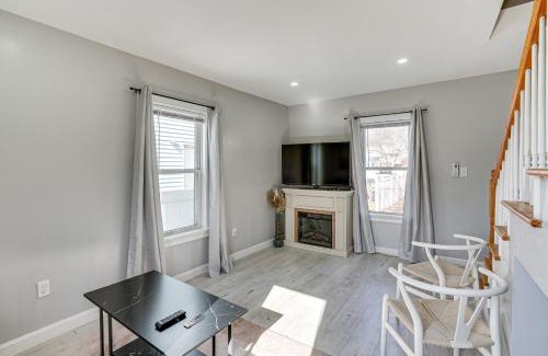 Lynn Maison | Coastal Lynn Escape with Fireplace 3 Mi to Beaches