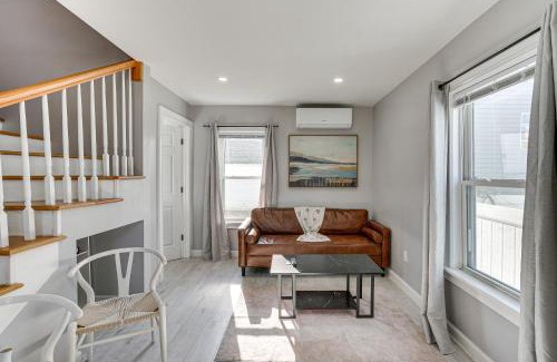 Lynn Maison | Coastal Lynn Escape with Fireplace 3 Mi to Beaches