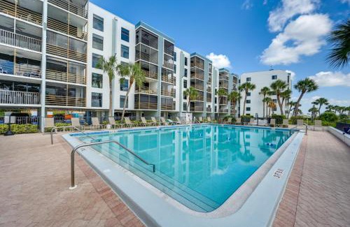 Marco Island Appartement | Coastal Marco Island Condo with Club Amenities!