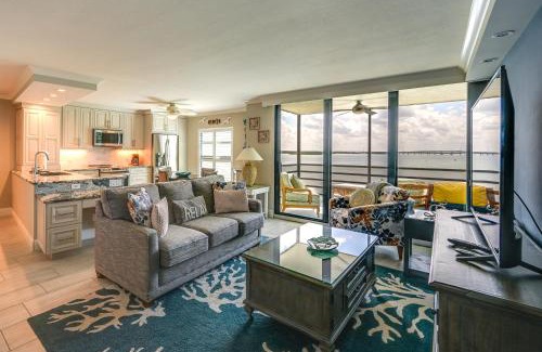 Marco Island Appartement | Coastal Marco Island Condo with Club Amenities!