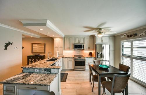 Marco Island Appartement | Coastal Marco Island Condo with Club Amenities!