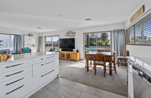 Papamoa Beach Maison | Coastal Oasis - Papamoa Beach Holiday Home