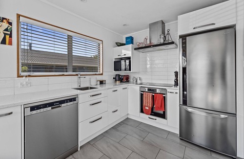Papamoa Beach Maison | Coastal Oasis - Papamoa Beach Holiday Home