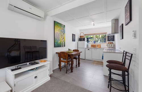 Papamoa Beach Maison | Coastal Oasis - Papamoa Beach Holiday Home