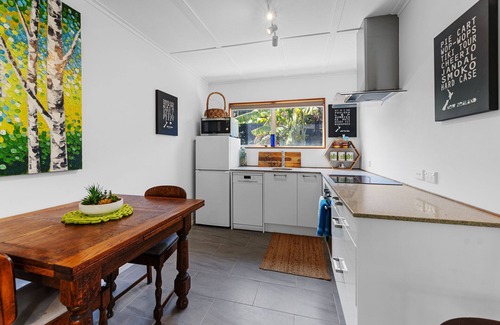 Papamoa Beach Maison | Coastal Oasis - Papamoa Beach Holiday Home