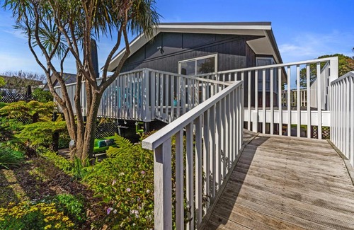 Papamoa Beach Maison | Coastal Oasis - Papamoa Beach Holiday Home