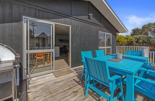 Papamoa Beach Maison | Coastal Oasis - Papamoa Beach Holiday Home