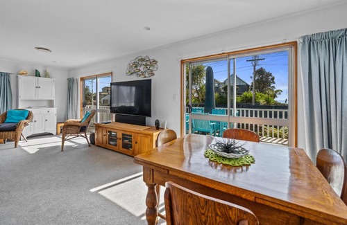 Papamoa Beach Maison | Coastal Oasis - Papamoa Beach Holiday Home