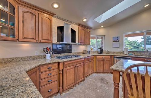 Warrenton Maison | Coastal Oregon Retreat w/ Grill: 11 Mi to Astoria!