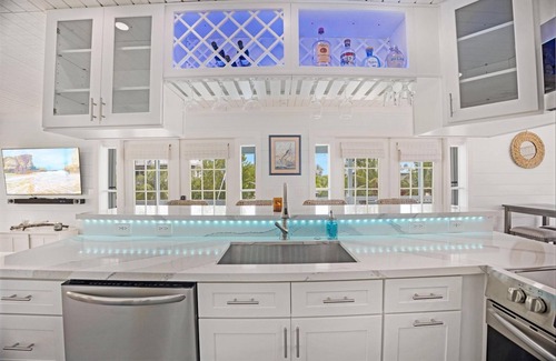 Breezeswept Beach Estates Maison | Coastal Paradise | Charming canalfront boating home on Ramrod Key