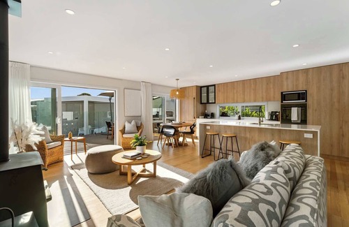 Mount Maunganui Maison | Coastal Retreat - Poolside Mt Maunganui