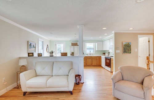 Southern Coast Maison | Coastal Retreat w/Large Yard < 1 Mi to Dtwn Saco!