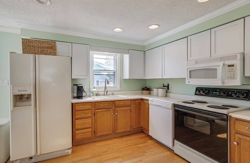 Southern Coast Maison | Coastal Retreat w/Large Yard < 1 Mi to Dtwn Saco!