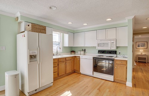Southern Coast Maison | Coastal Retreat w/Large Yard < 1 Mi to Dtwn Saco!
