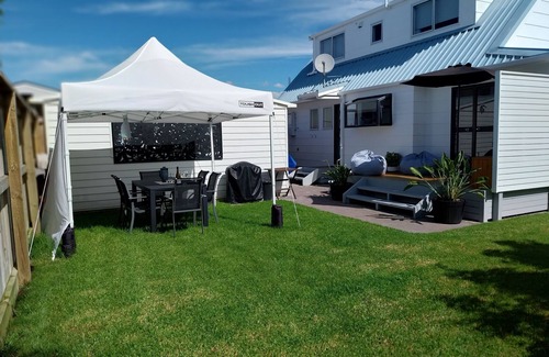 Papamoa Beach Cottage | Coastal holiday home with Hot Tub, newly renovated and very close to the beach