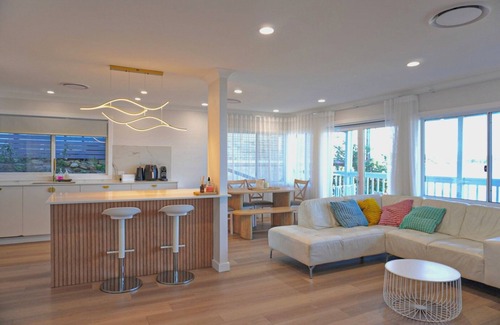 Tascott Maison | Coastal Retreat with Water Views