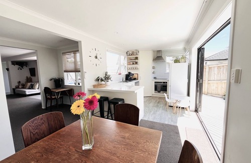 Papamoa Beach Maison | Coastal Sanctuary : Easy walk to Papamoa Beach : n2in1 Family Home + Guest Suite