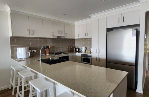 Sussex Inlet Maison | Coastal Seabreeze. Pet friendly 3 bdrm new duplex, close to beaches and shops.