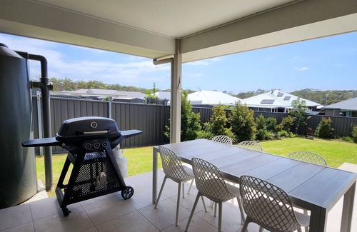 Sussex Inlet Maison | Coastal Seabreeze. Pet friendly 3 bdrm new duplex, close to beaches and shops.