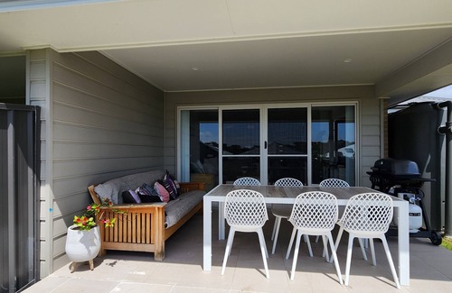 Sussex Inlet Maison | Coastal Seabreeze. Pet friendly 3 bdrm new duplex, close to beaches and shops.