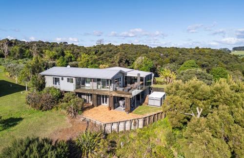 Te Tii Maison | Coastal Serenity - Tapuaetahi Beach Escape