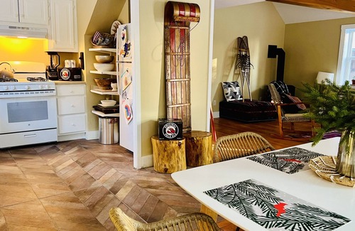 Spruce Head Maison | Coastal Spruce Head Retreat dog friendly & near restaurants, stores, activities.