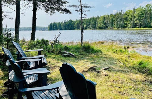 Spruce Head Maison | Coastal Spruce Head Retreat dog friendly & near restaurants, stores, activities.